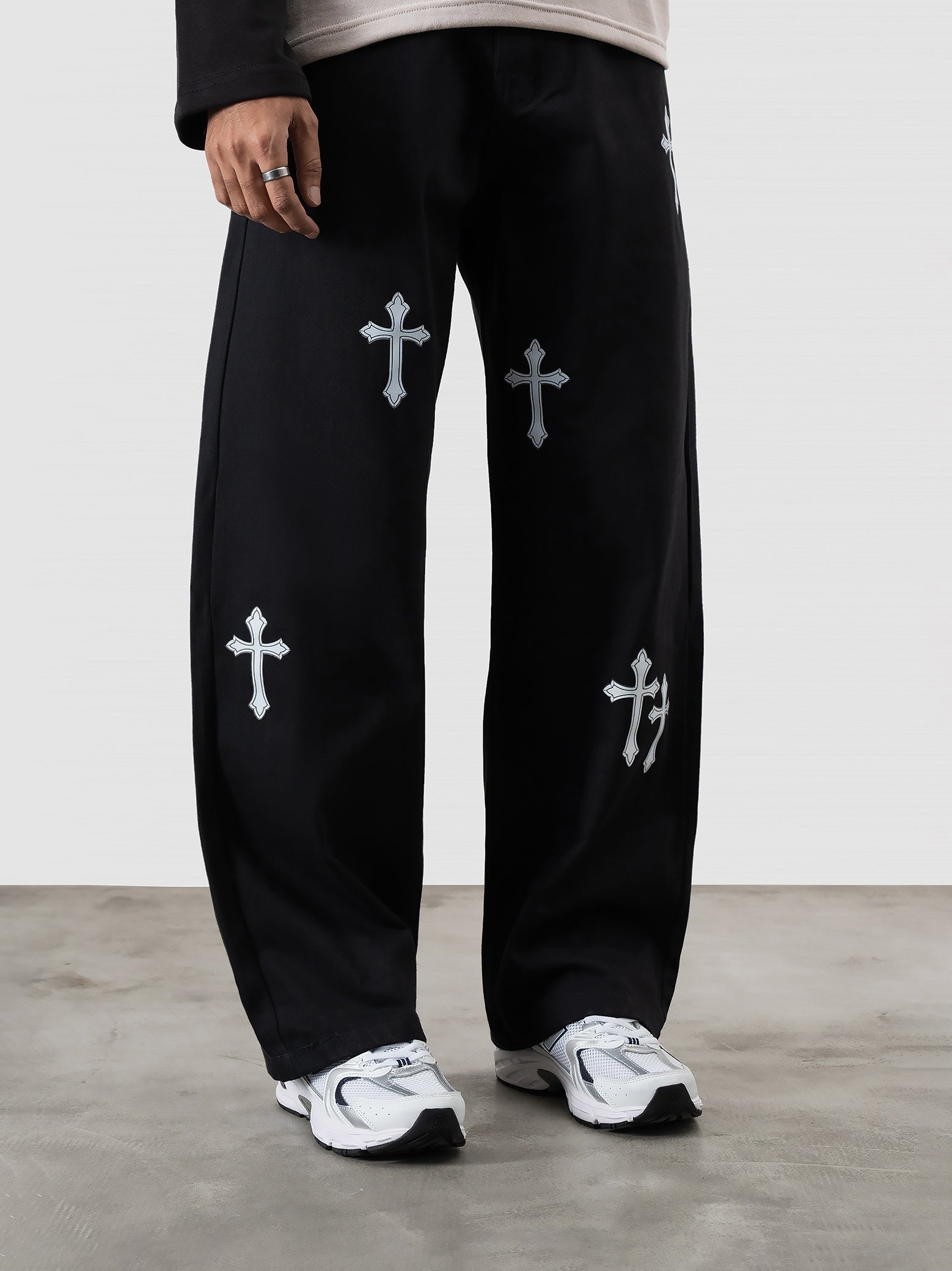 Noir-Cross Pants